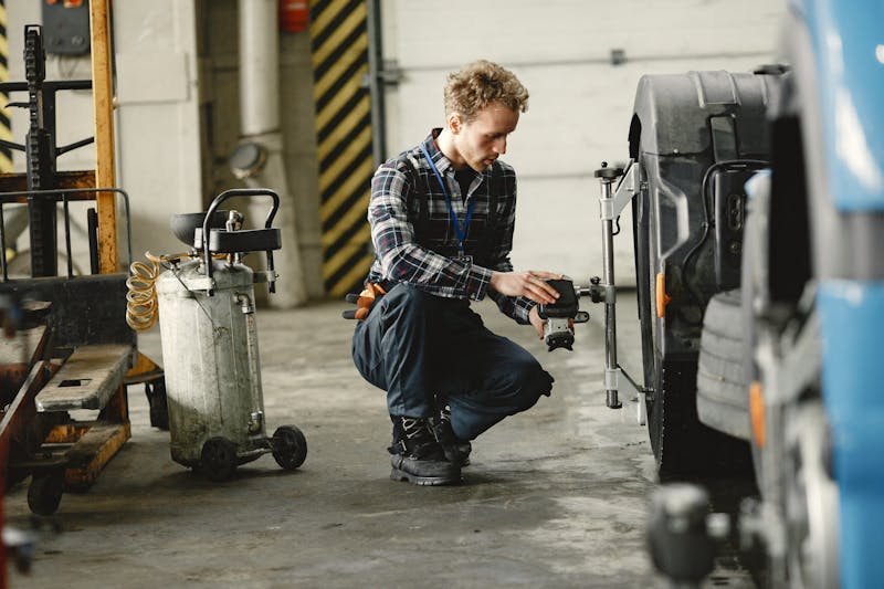 Équipe 1001pneus dans l'atelier de montage de pneus en France